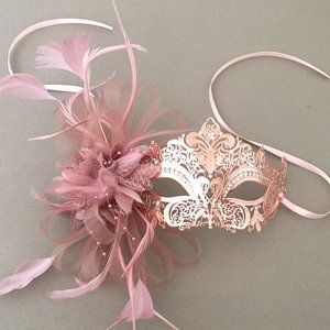 HALLOWEEN MASQUERADE MASK ROSE GOLD FEATHERS